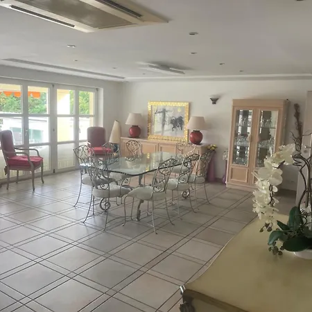 Avec Piscine Vue Sur La Villa Cannes